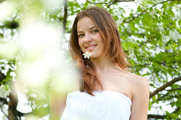 Piękna młoda kobieta relaksu w ogrodzie drzewa jabłko — Zdjęcie stockowe