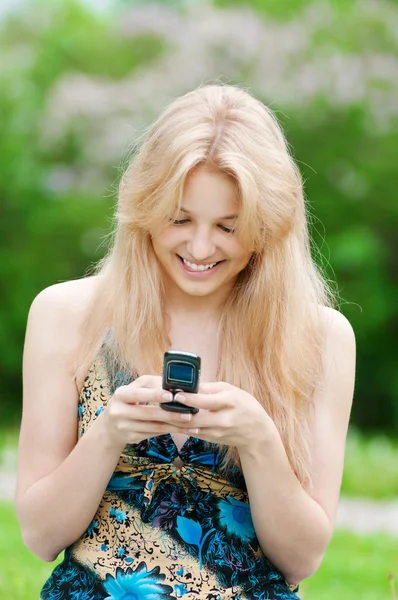 Vrouw sms 'en op mobiele telefoon — Stockfoto