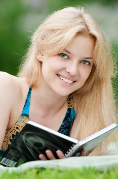 Hermosa mujer joven leer libro —  Fotos de Stock