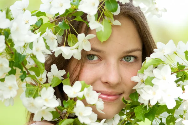 Schöne junge Frau entspannt sich im Apfelbaumgarten — Stockfoto
