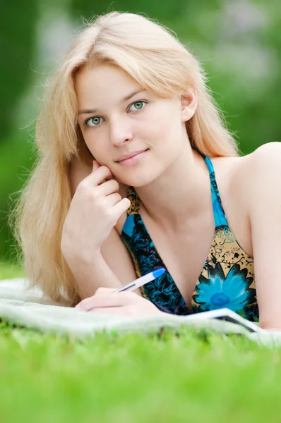 Vacker ung kvinna läsa bok — Stockfoto