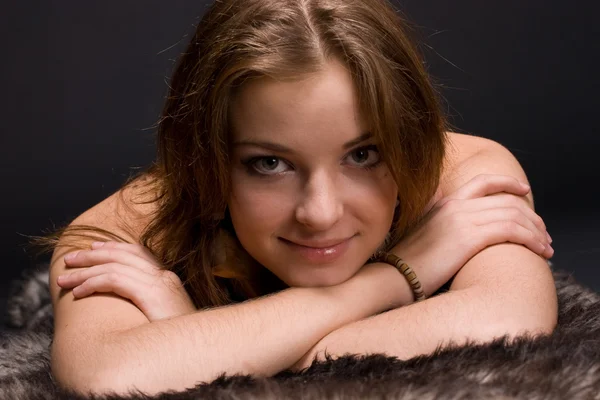 Närbild porträtt av ung vild kvinna på päls — Stockfoto
