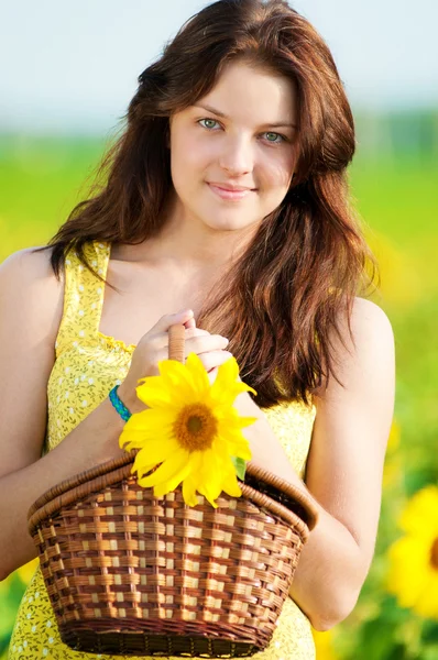 Belle femme dans un champ de tournesol — Photo