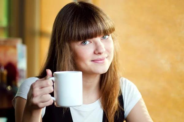 Vrouw zitten in een cafe met een koffie — Stockfoto