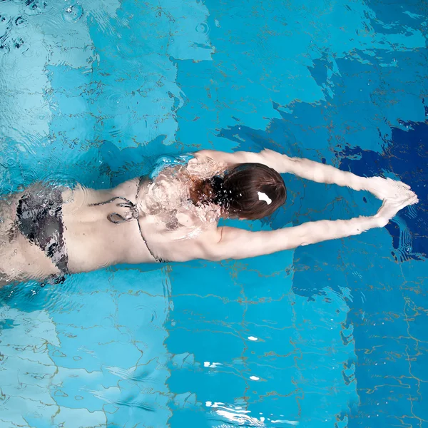 Nadador atlético está mergulhando em uma piscina — Fotografia de Stock