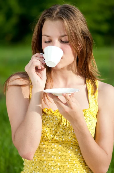 Vacker ung kvinna dricka varmt kaffe utomhus — Stockfoto