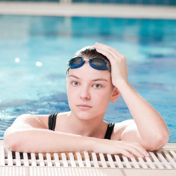 Mujer con gafas negras en la piscina —  Fotos de Stock