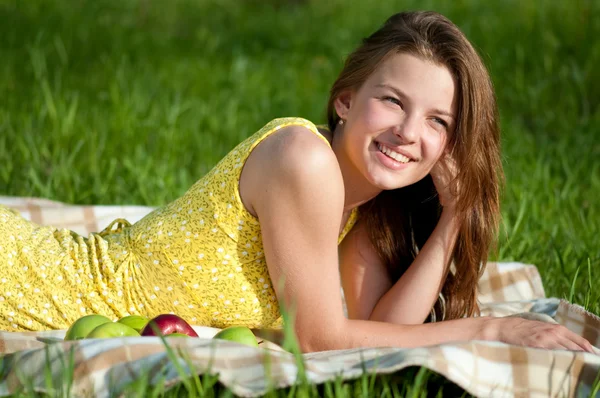 Красива молода жінка на пікніку — стокове фото