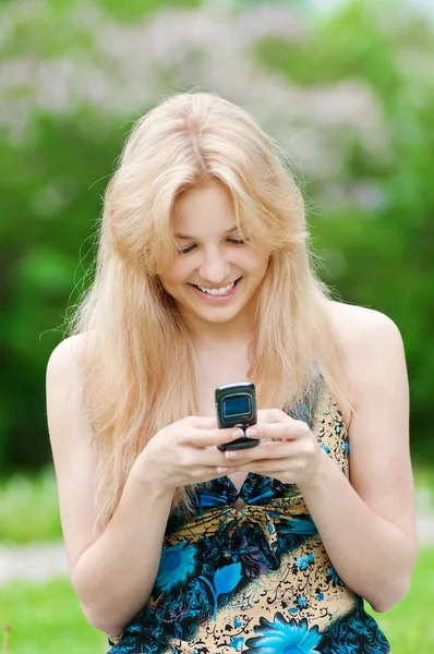 Woman texting on mobile phone — Stock Photo, Image