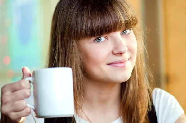 Женщина, сидящая в кафе с кофе — стоковое фото