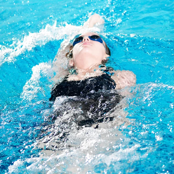 Плавець у плаванні зустрічається, роблячи трек — стокове фото