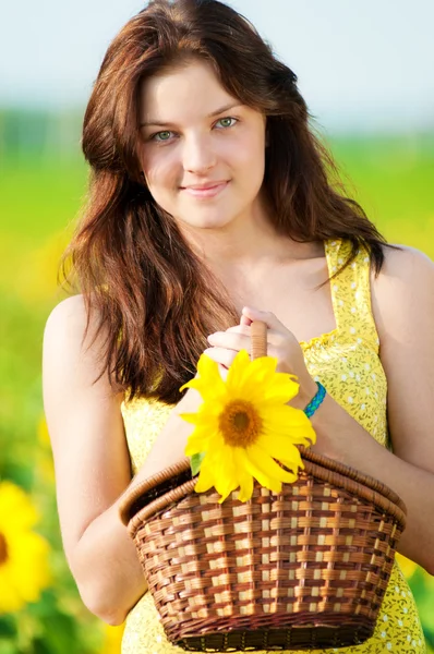 Belle femme dans un champ de tournesol — Photo