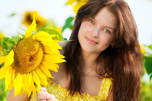 Piękna kobieta w Słonecznikowe pole — Zdjęcie stockowe
