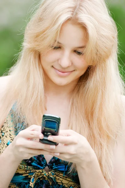 Mulher mensagens de texto no telefone móvel — Fotografia de Stock