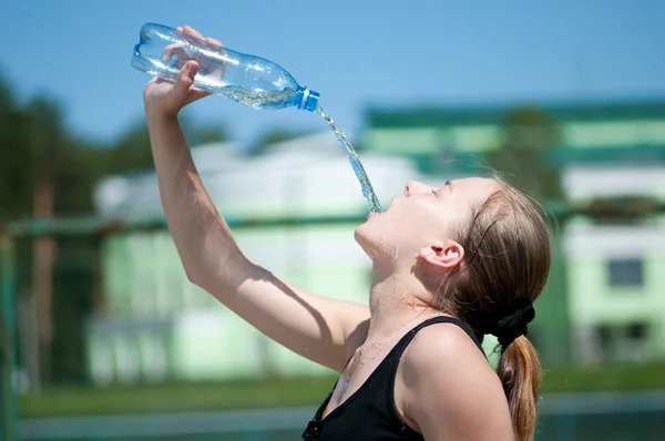 Yyoung の女性の運動後に水を飲む — ストック写真