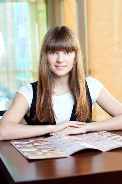 Uma jovem mulher em um café — Fotografia de Stock