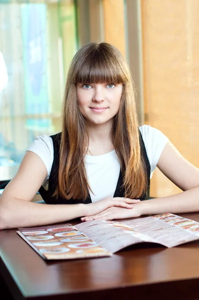 Een jonge vrouw in een café — Stockfoto