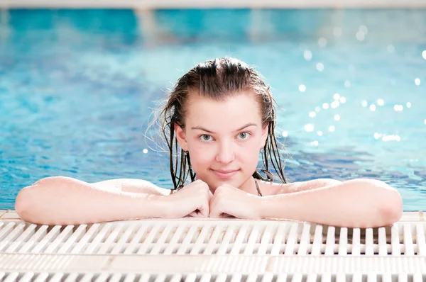 Bellezza donna in piscina — Foto Stock