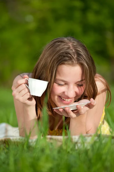 Hermosa joven beber caliente tee al aire libre —  Fotos de Stock