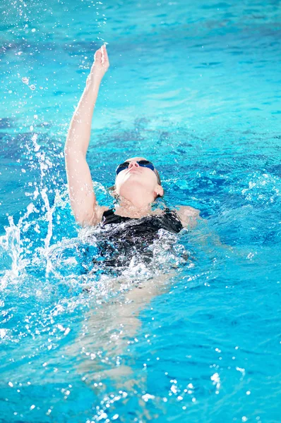 Nadador em natação conhecer fazendo costas — Fotografia de Stock