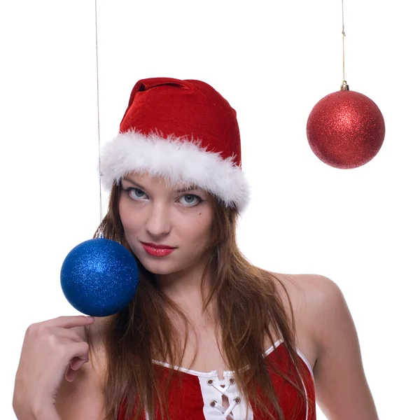 Жінка в сукні Санта і різдвяні кульки — стокове фото