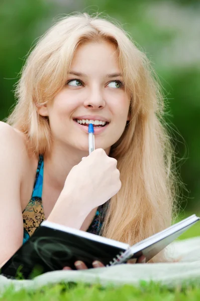 Mooie jonge vrouw lezen boek — Stockfoto