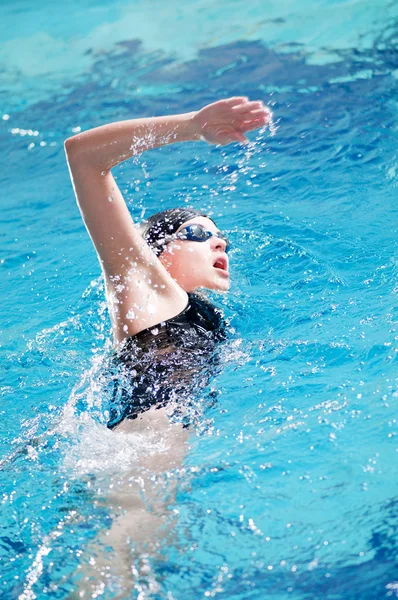 游泳运动员表演爬泳 — 图库照片