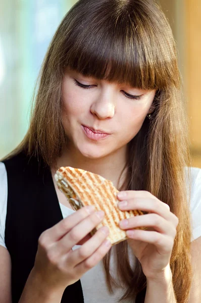 Portrét mladé ženy s sendvič — Stock fotografie