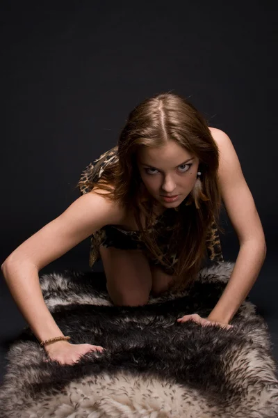 Portrait rapproché de jeune femme sauvage sur fourrure — Photo