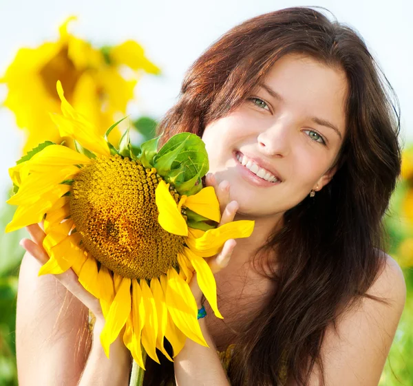 stock image Beautiful woman in a sunflower field