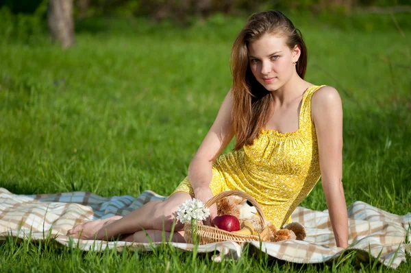 Hermosa joven en el picnic — Foto de Stock