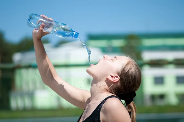 Yyoung vrouw drinkwater na uitoefening — Stockfoto