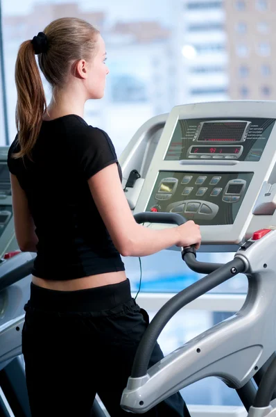 Young woman at the gym. Run on a machine — Stock Photo, Image