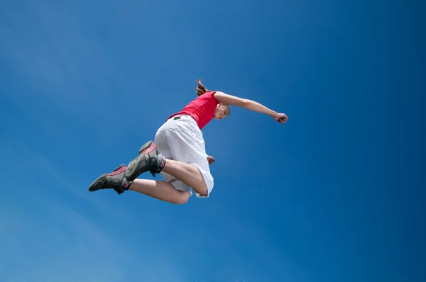 Mooie vrouw sprong in hemel — Stockfoto