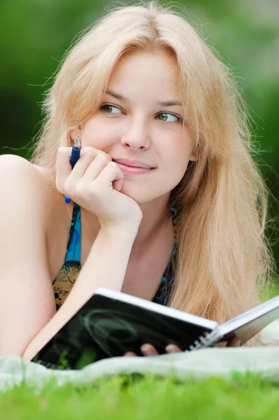 Gyönyörű fiatal nő, olvassa el a könyvet — Stock Fotó