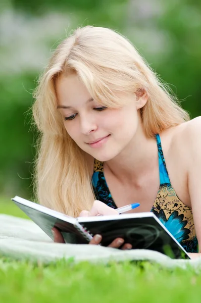 Όμορφη νεαρή γυναίκα που Διαβάστε το βιβλίο — Φωτογραφία Αρχείου