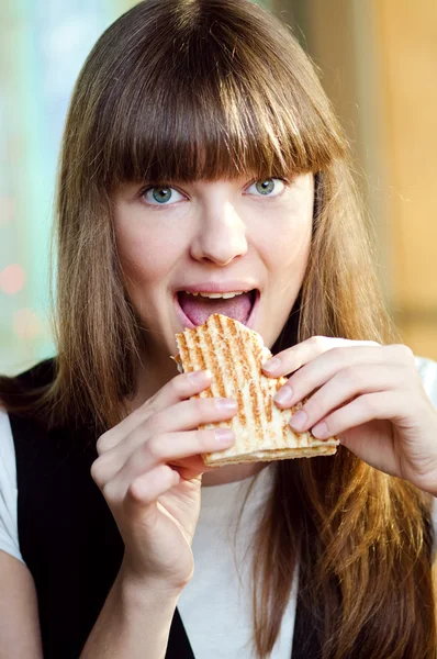 Portrét mladé ženy s sendvič — Stock fotografie