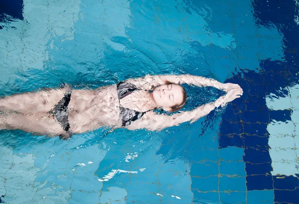 Nadador em natação conhecer fazendo costas — Fotografia de Stock