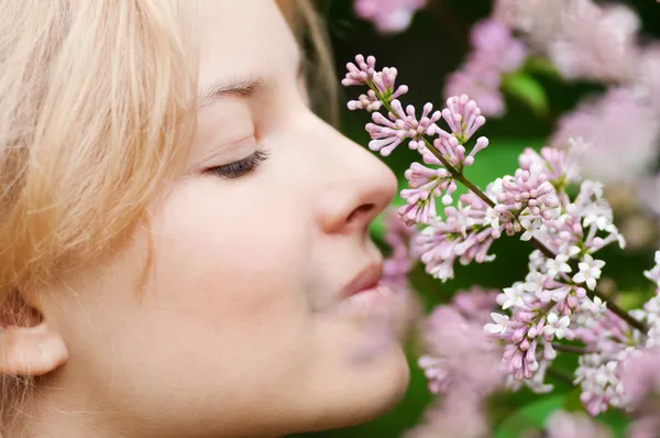 Nő arcát lila virággal — Stock Fotó