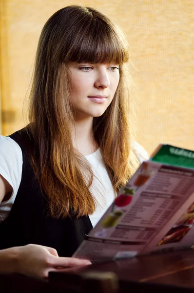 Een jonge vrouw in een café — Stockfoto