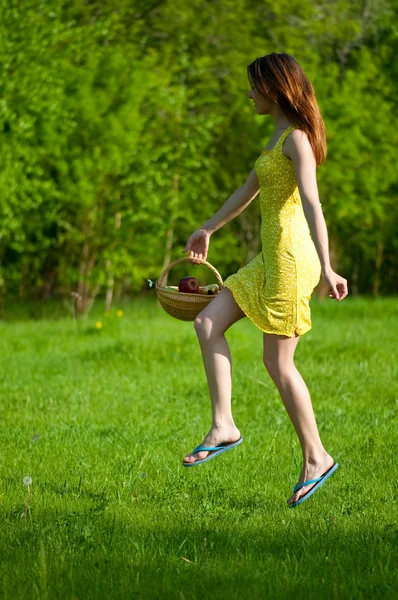 Piękna młoda kobieta runingon zielona trawa — Zdjęcie stockowe