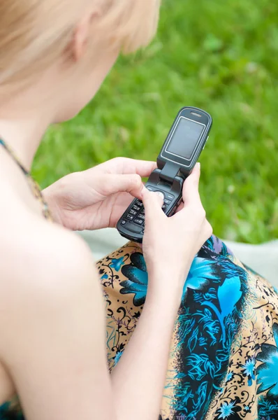 Frau schreibt SMS auf Handy — Stockfoto