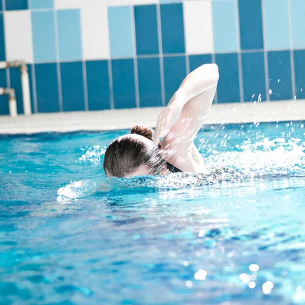 Mujer nadadora realizando el golpe de gateo — Foto de Stock