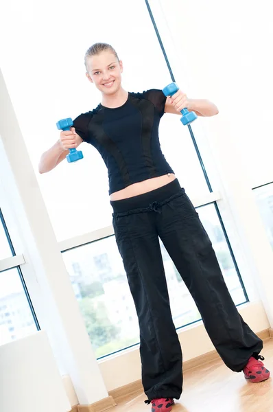 Jovem mulher fazendo exercícios dumbbell — Fotografia de Stock