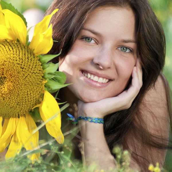 Красива жінка на соняшниковому полі — стокове фото