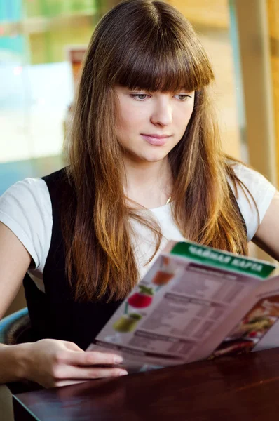 Uma jovem mulher em um café — Fotografia de Stock