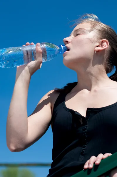 Giovane donna che beve acqua dopo l'esercizio — Foto Stock