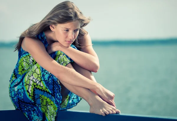 伤心女的坐在海在夏季的一天 — 图库照片