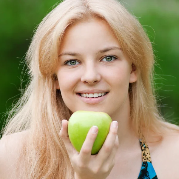 Szép nő, zöld alma — Stock Fotó
