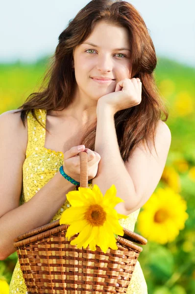 美丽的女人向日葵的字段 — 图库照片